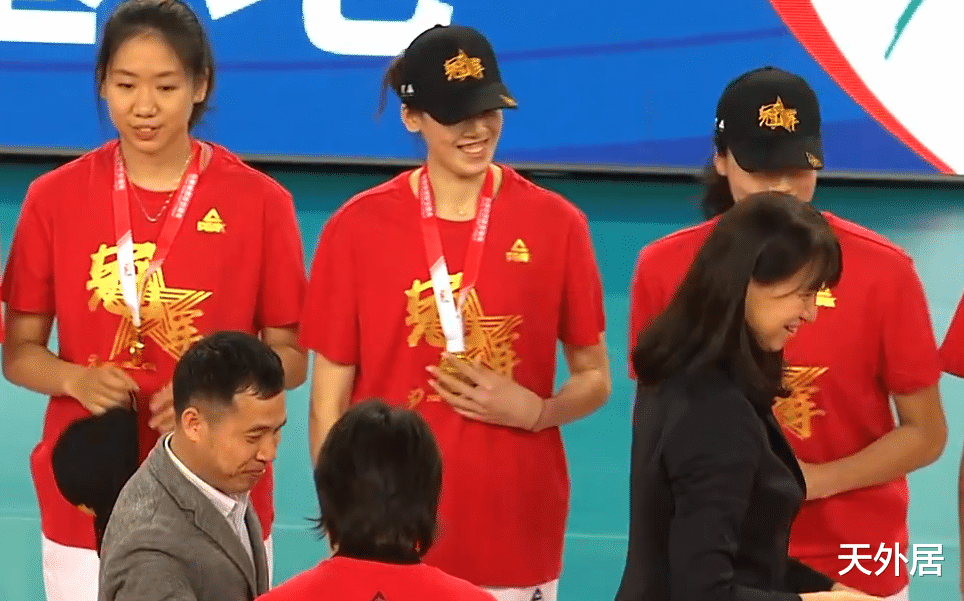 姚迪|姚迪高举冠军奖杯！袁心玥龚翔宇热聊，赖亚文颁奖，铜牌队黑脸