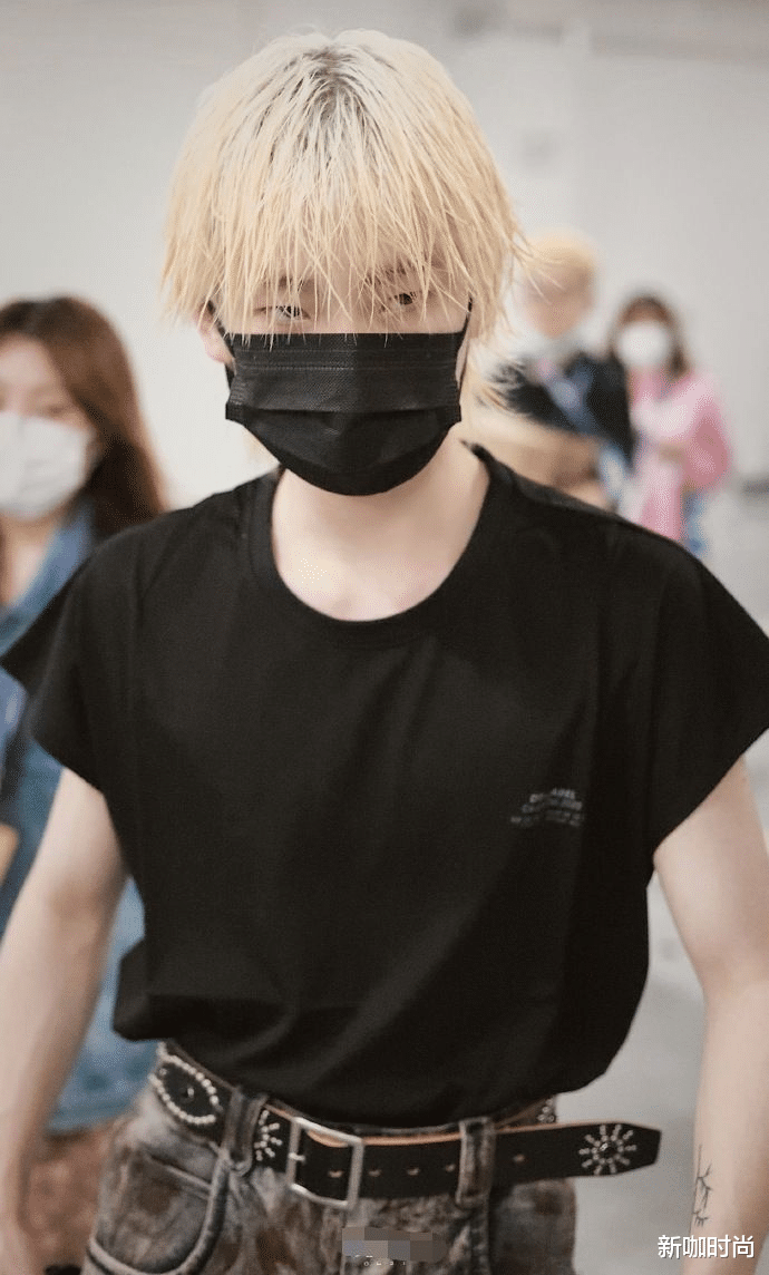 周震南|周震南终于穿对一次！金色湿发搭黑色T恤，男性荷尔蒙爆棚