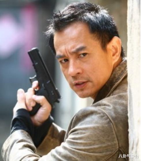 周浩东|演员周浩东，27岁上北电，养父是他前行路上最大的支持