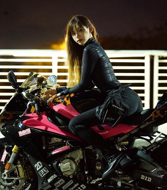 天龙八部|“机车女神”痞幼旧照曝光，大花臂格外醒目，服装更是别致