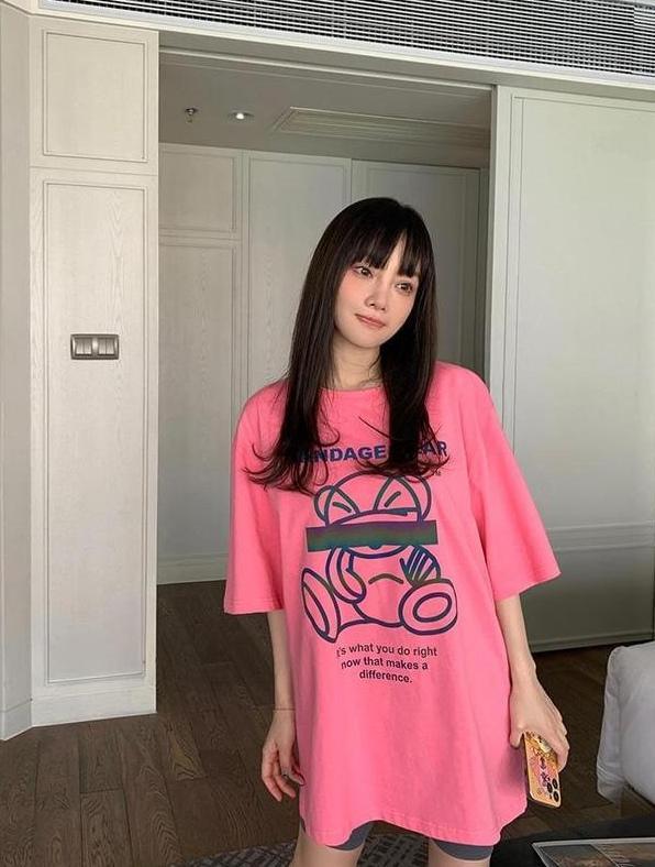 何有强|李小璐无戏可拍也折腾，假两件上衣配休闲裤宽松舒适，好身材惊艳