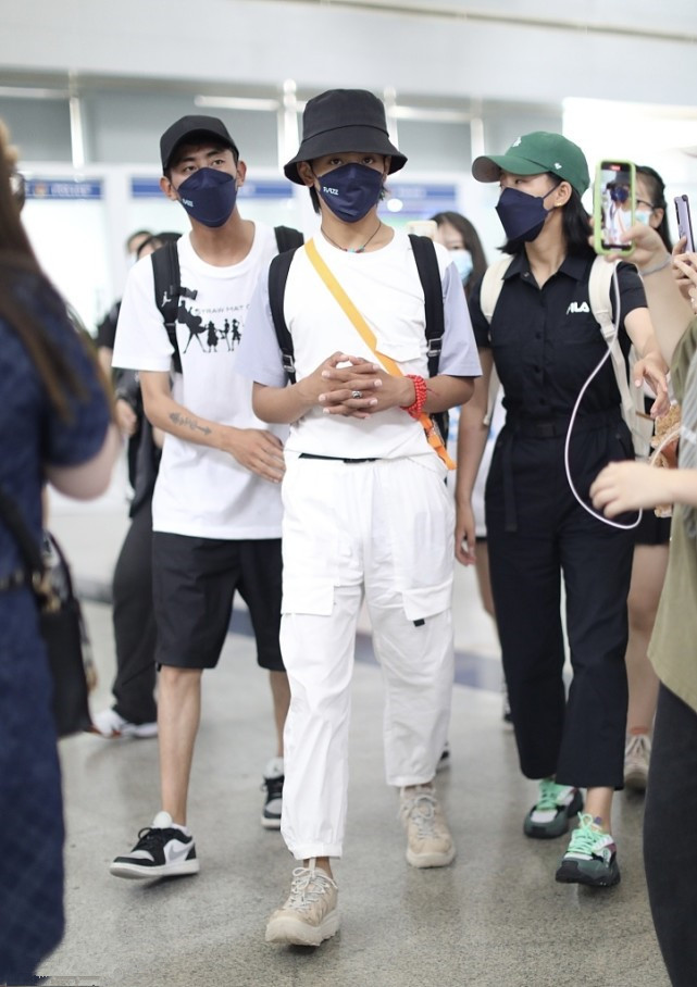 时尚潮流生活|丁真戴着渔夫帽，穿拼色T恤走机场，看起来很有明星范了！