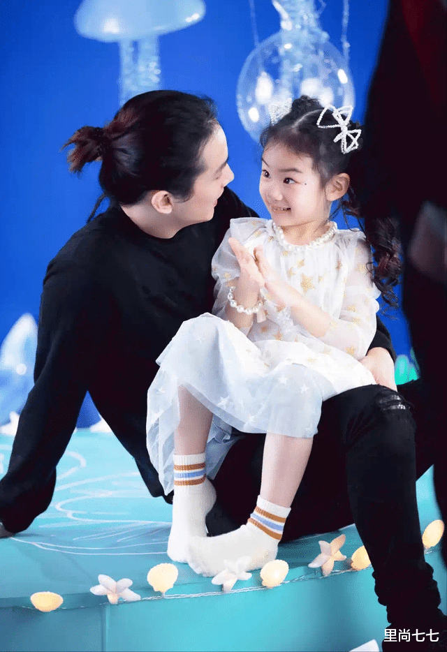 戚薇|戚薇一家三口被偶遇,6岁Lucky单脚踩平衡车扮酷,晒得比李承铉黑