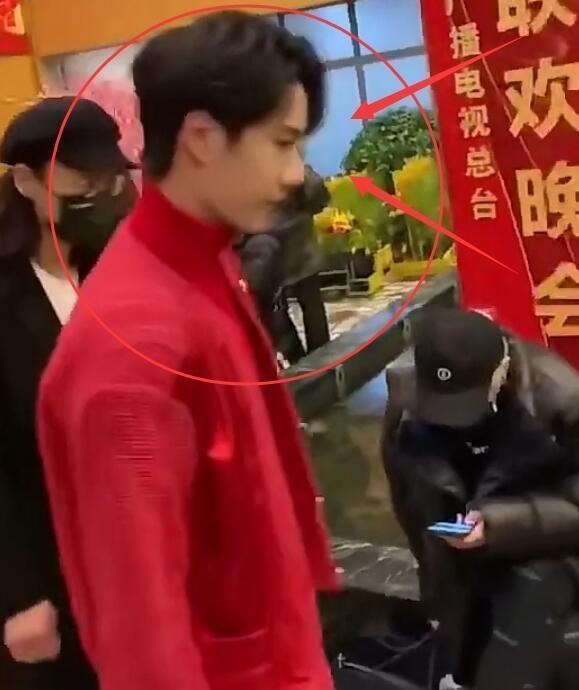 金·卡戴珊|关晓彤王一博一起下班被抓拍，两人反应，这才是对绯闻最大的尊重