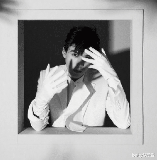 张哲瀚|张哲瀚生日刊封面，明星钟爱黑白片，除去粉丝滤镜龚俊稳赢