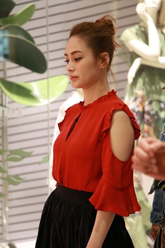 阿Sa|阿娇的身材胖了很多，脸蛋看着也圆了，穿红色看着很喜庆