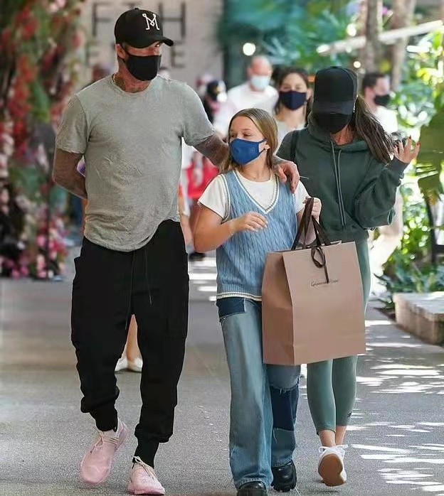 圣诞节|贝克汉姆父女高调庆祝圣诞节！小七穿羽绒服朴素像路人，牙缝好宽