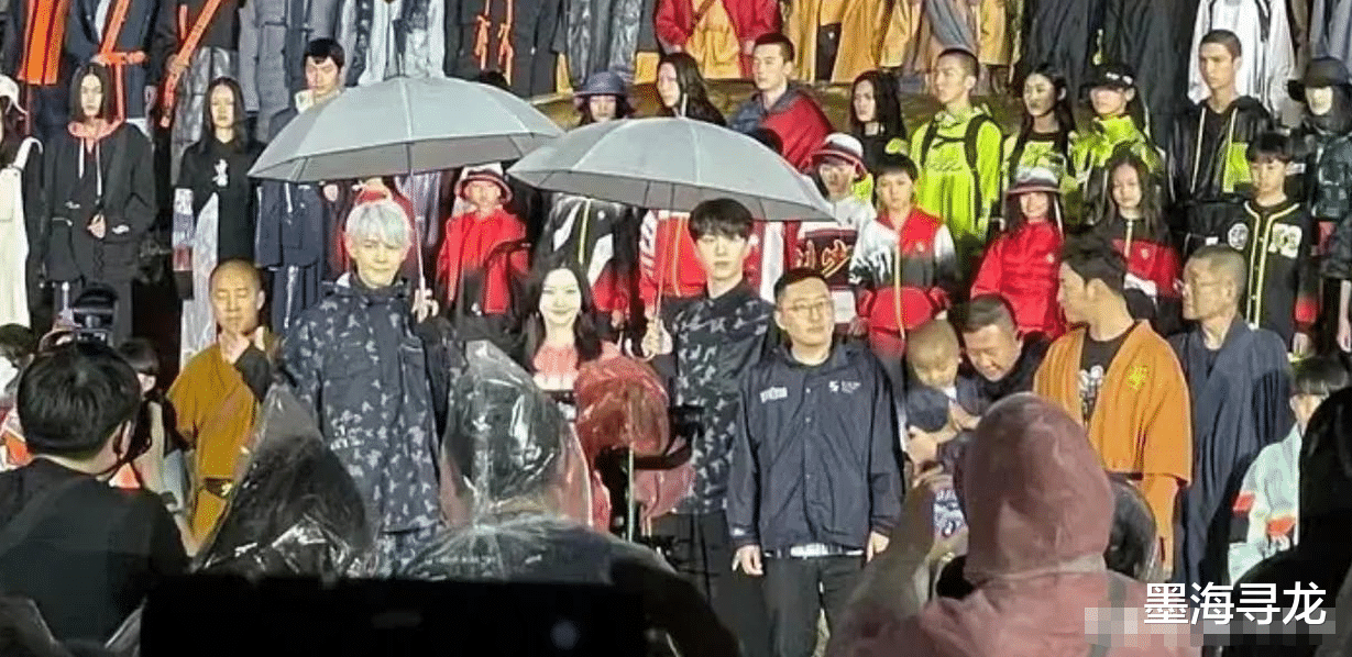 释小龙|活动现场景甜范丞丞打伞，被释小龙同框打脸，连品牌老总都在淋雨