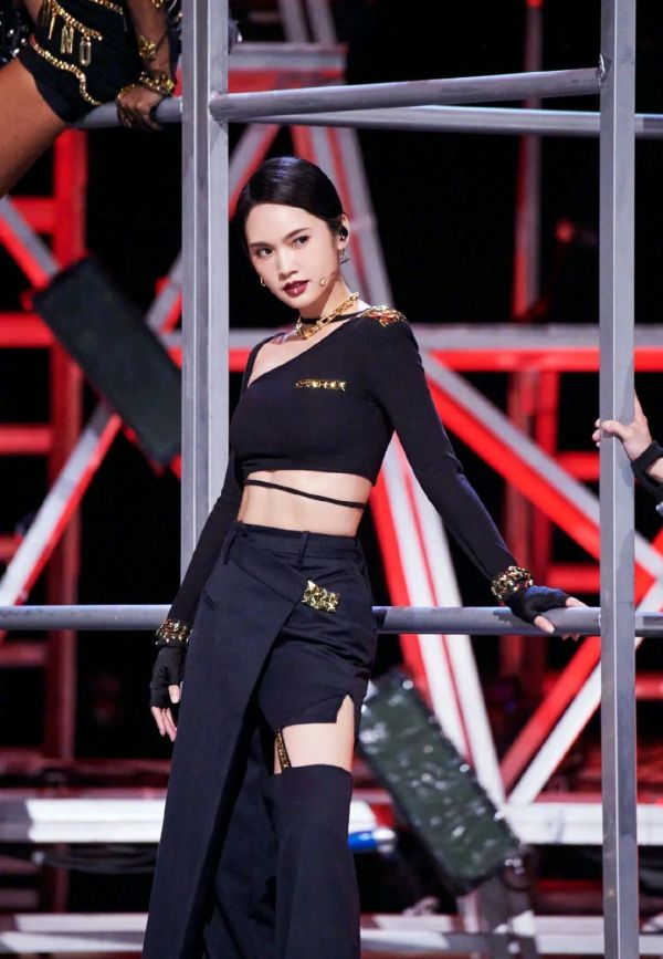 陈小纭|《姐姐2》总决赛造型，张柏芝御姐，杨丞琳性感，唯独陈小纭特殊