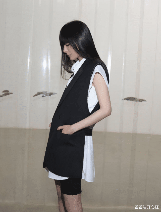 杨幂|杨幂新换厚重齐刘海似非主流，说好的时尚呢？脸型像极了郭襄时期