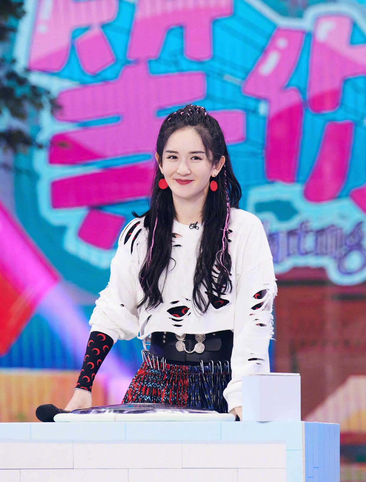 姚姚时尚|谢娜回归《快本》报喜：二胎女儿小名小咘芽！何炅作陪笑成眯眯眼