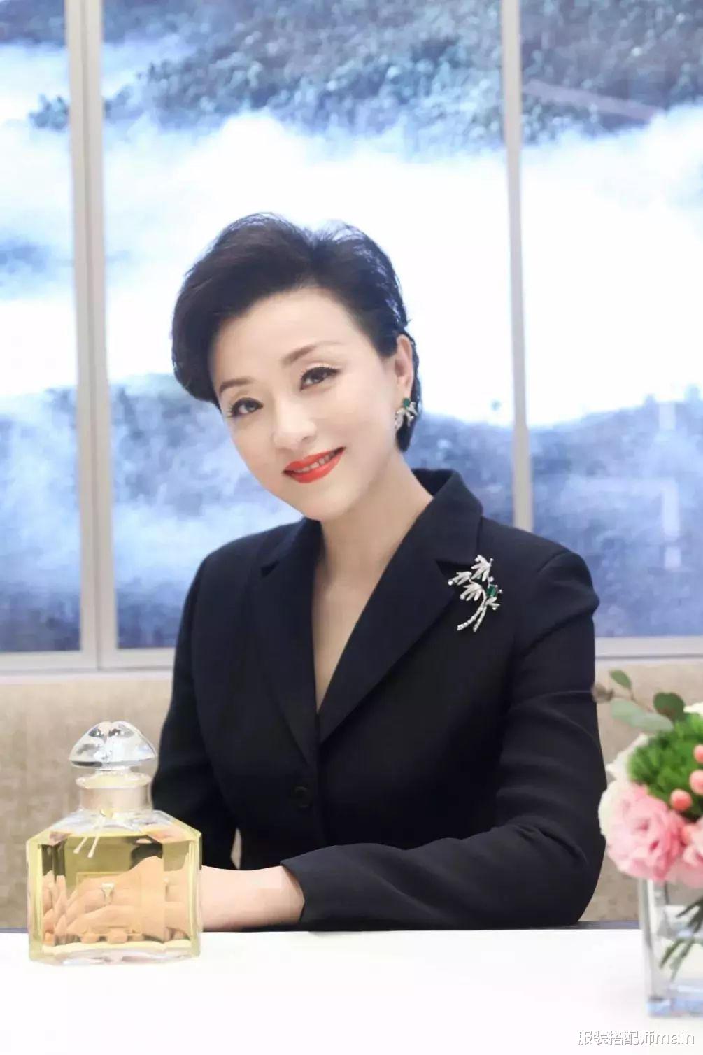 服装搭配师main|当红时辞职央视赴美留学，三次助阵北京申奥，53岁仍是主持一姐