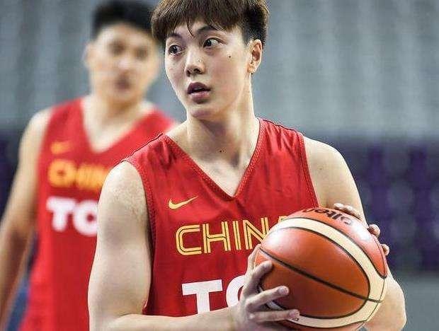 胡明轩|胡明轩深夜做争议决定，球迷骂声一片，杜锋苦心被辜负