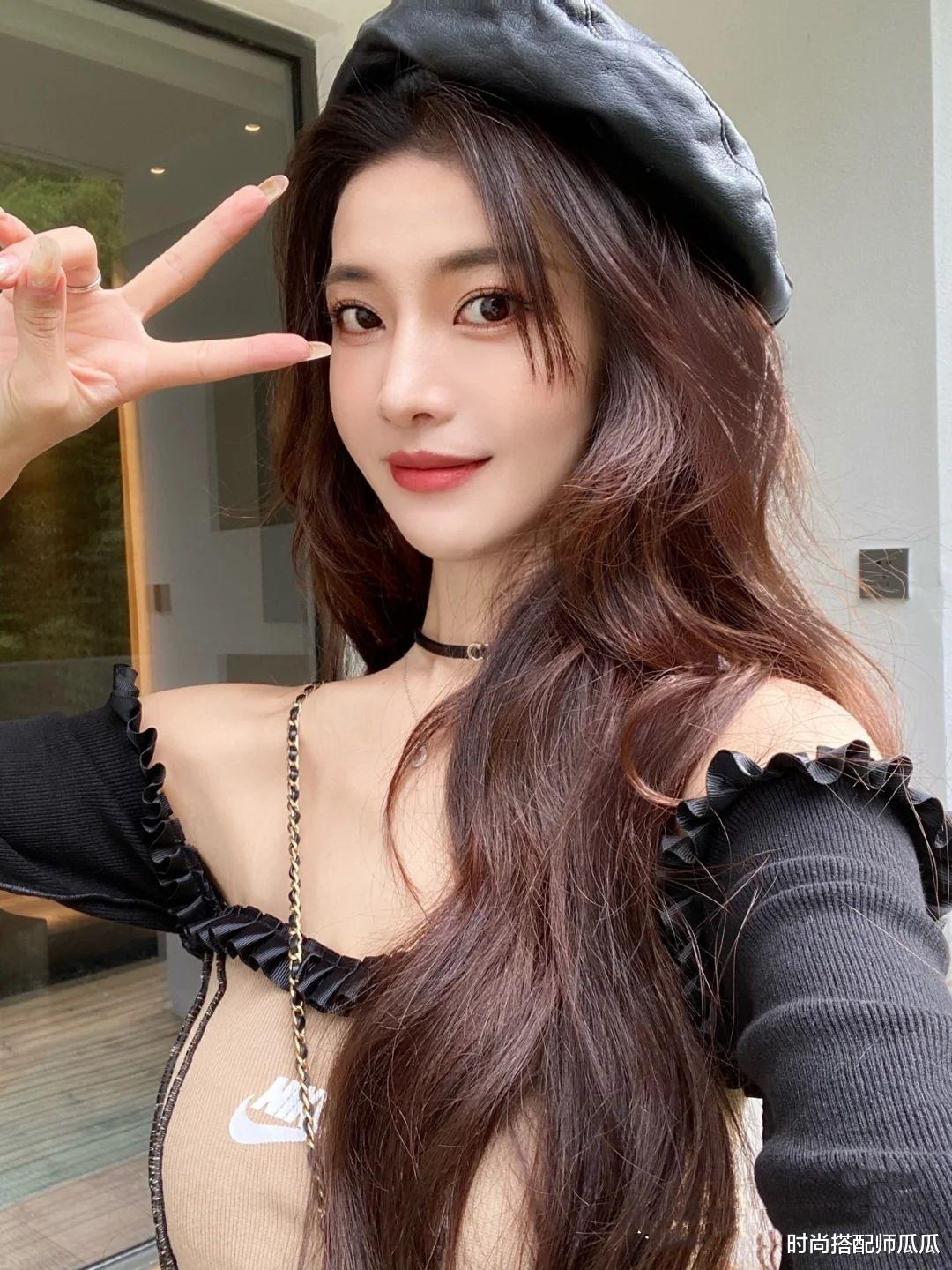 刘海|海清的长发造型真的很年轻，像小姑娘一样，穿得老气也不显年龄