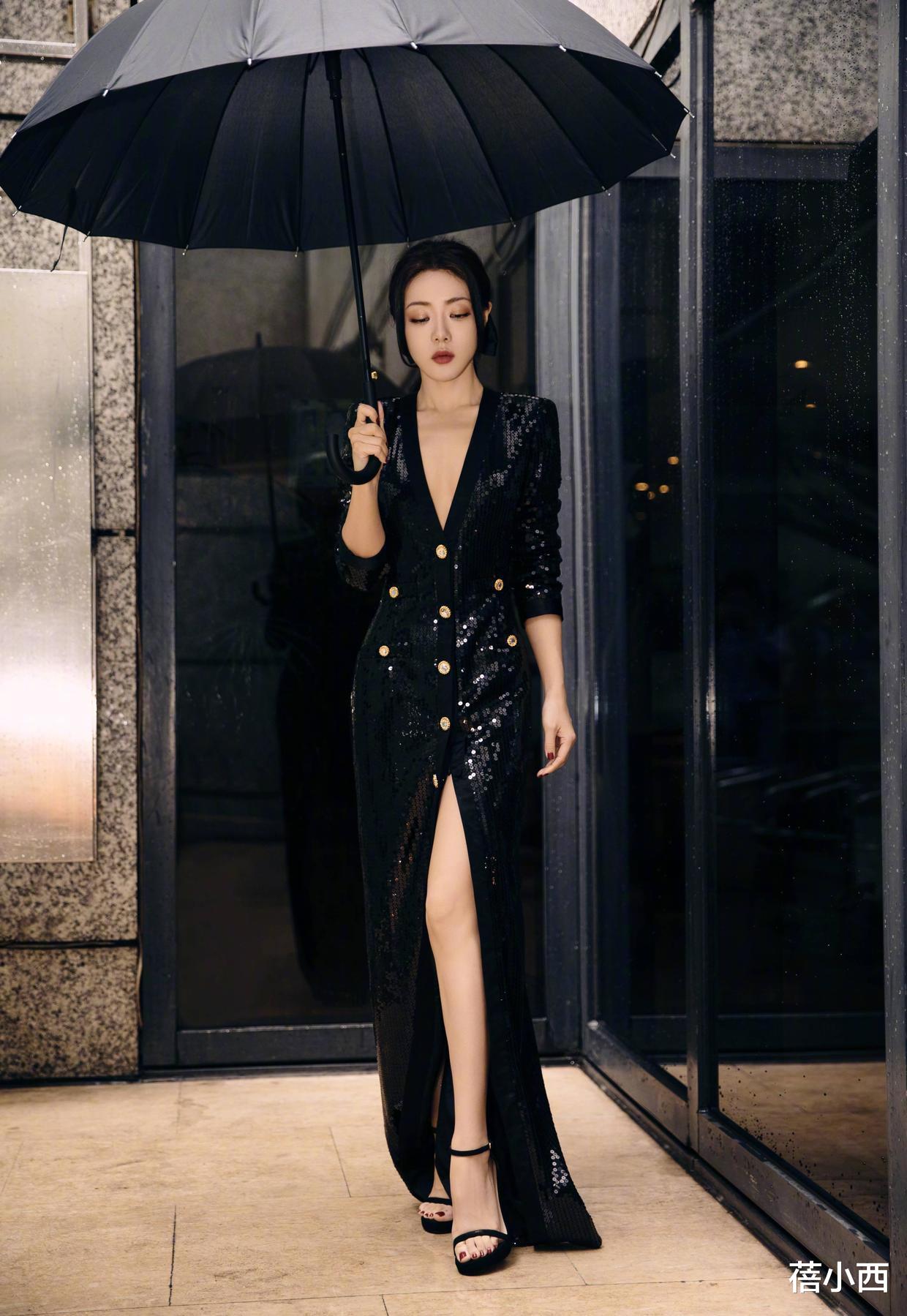 蓓小西|原来邓家佳身材和气质这么好,连土味吊带碎花裙,都穿出了国际范