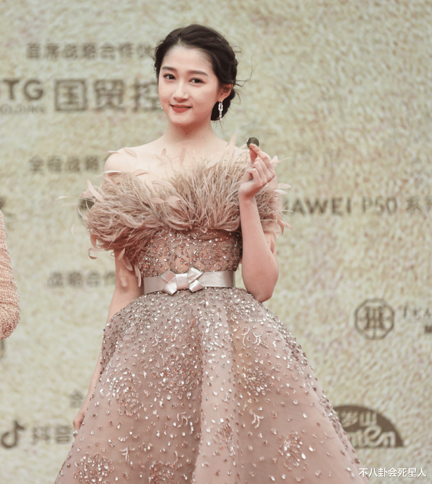 张子枫|金鸡奖女星造型红黑榜，沈月披纱窗，关晓彤老气，张子枫逆袭了