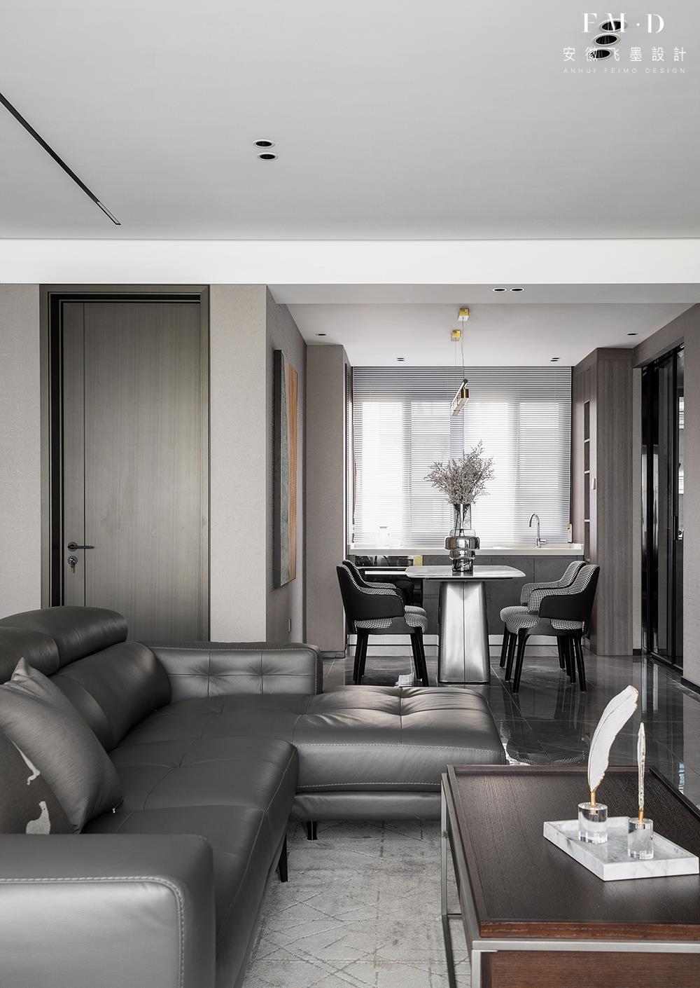 |一梯三户连廊房，庆幸有个大横厅，靠沙发分出间书房，130㎡变大宅