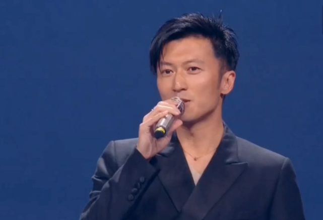 剧本杀|王菲献唱中秋晚会状态佳，造型被揭秘：旗袍是国内设计师作品