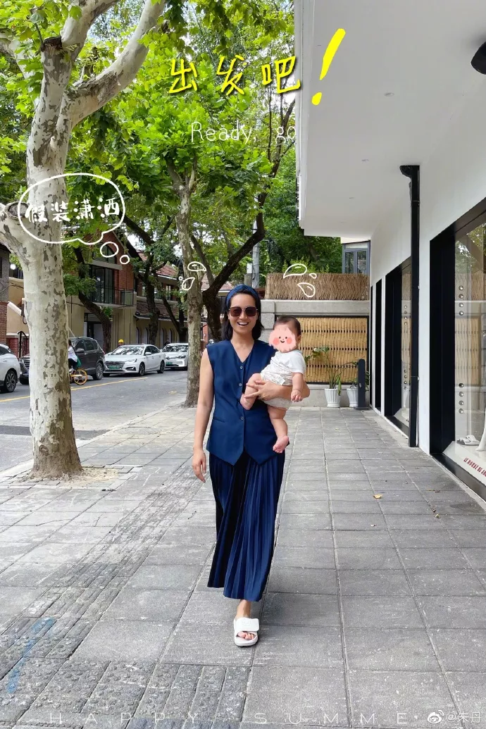 |40岁朱丹跟二胎儿子合照曝光，遭网友群嘲：难怪周一围看不起你