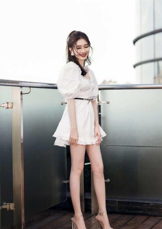 江疏影|半裙彻底过时了，今年流行泡泡袖连衣裙，看江疏影穿出了高级感