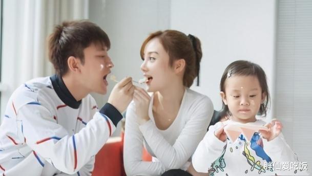 李小璐|李小璐带甜馨骑车，深夜买醉被两男子亲密搀扶着?