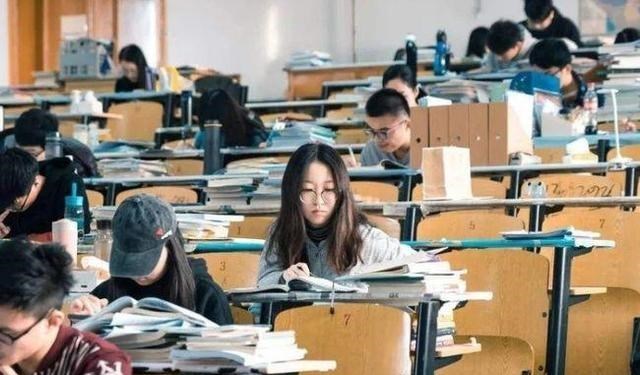 穿衣搭配|工作十年后，才摸清私企、国企、公务员的区别，希望你别选错