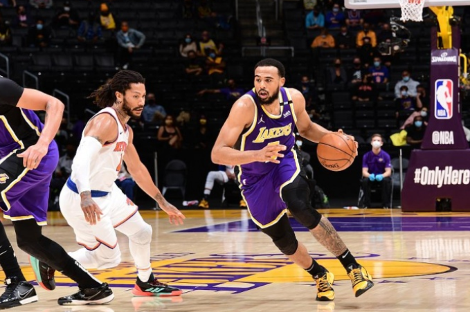 湖人队|窒息一战！湖人21岁新星准绝杀，全队疯狂庆祝，纽约死忠眼神呆滞