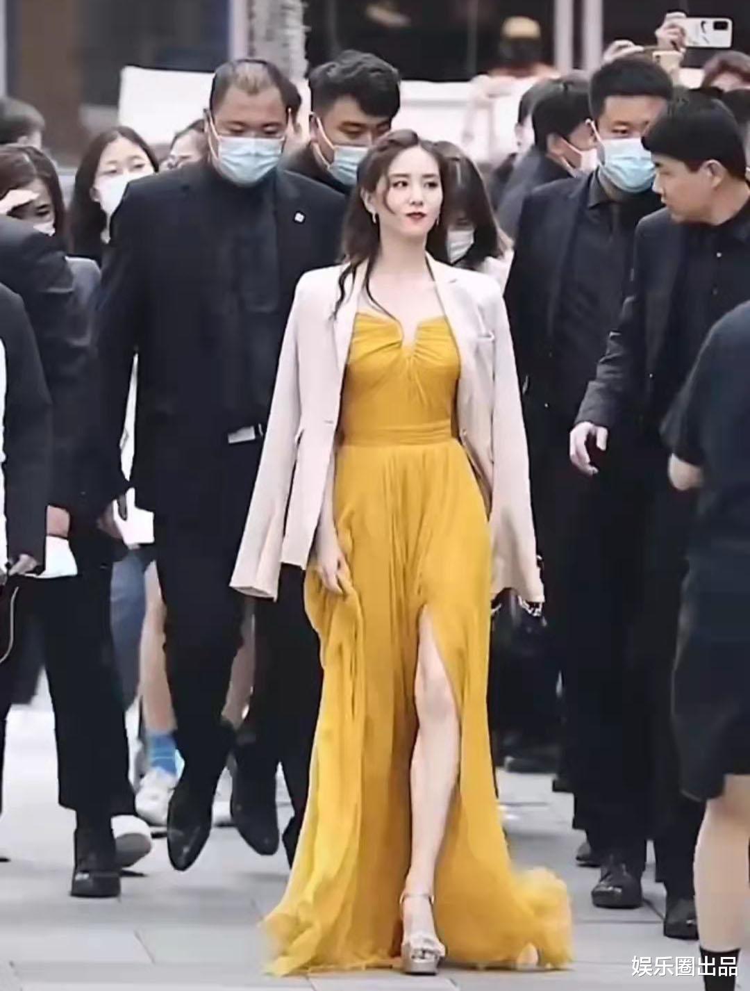 关晓彤|刘诗诗穿露肩装出席活动，身后跟着一排黑衣壮汉，排场太大惹争议