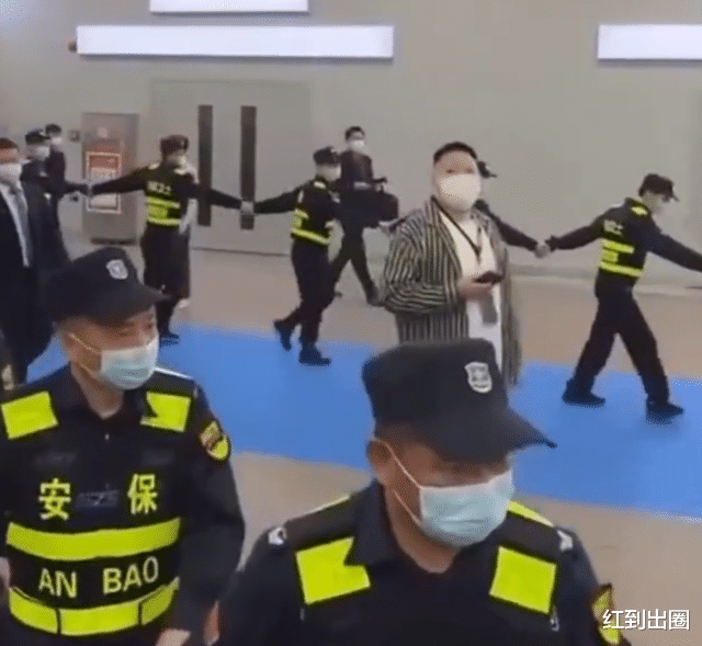 高圆圆|?高圆圆到母校录节目被保安拦住！没行程码不让进门，真人又白又瘦