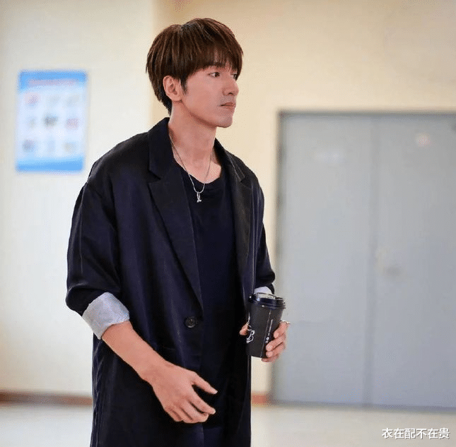 西装|言承旭20年不换发型,穿米色西装配牛仔裤很显嫩,不愧是冻龄男神