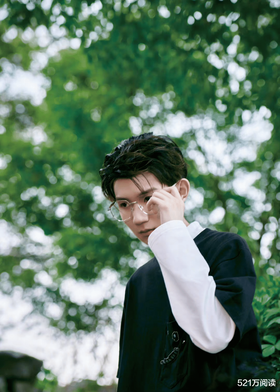 王源|帅痞气息，王源现身直播现场，下意识翘起二郎腿