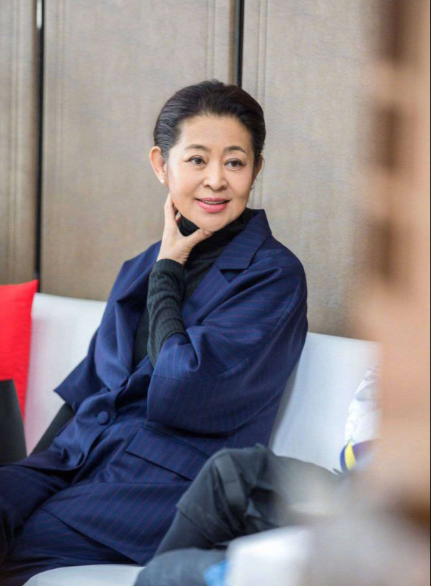 潮帮先生|倪萍走机场被怼脸拍,跟精修图比差距大,果然瘦太多就容易显憔悴