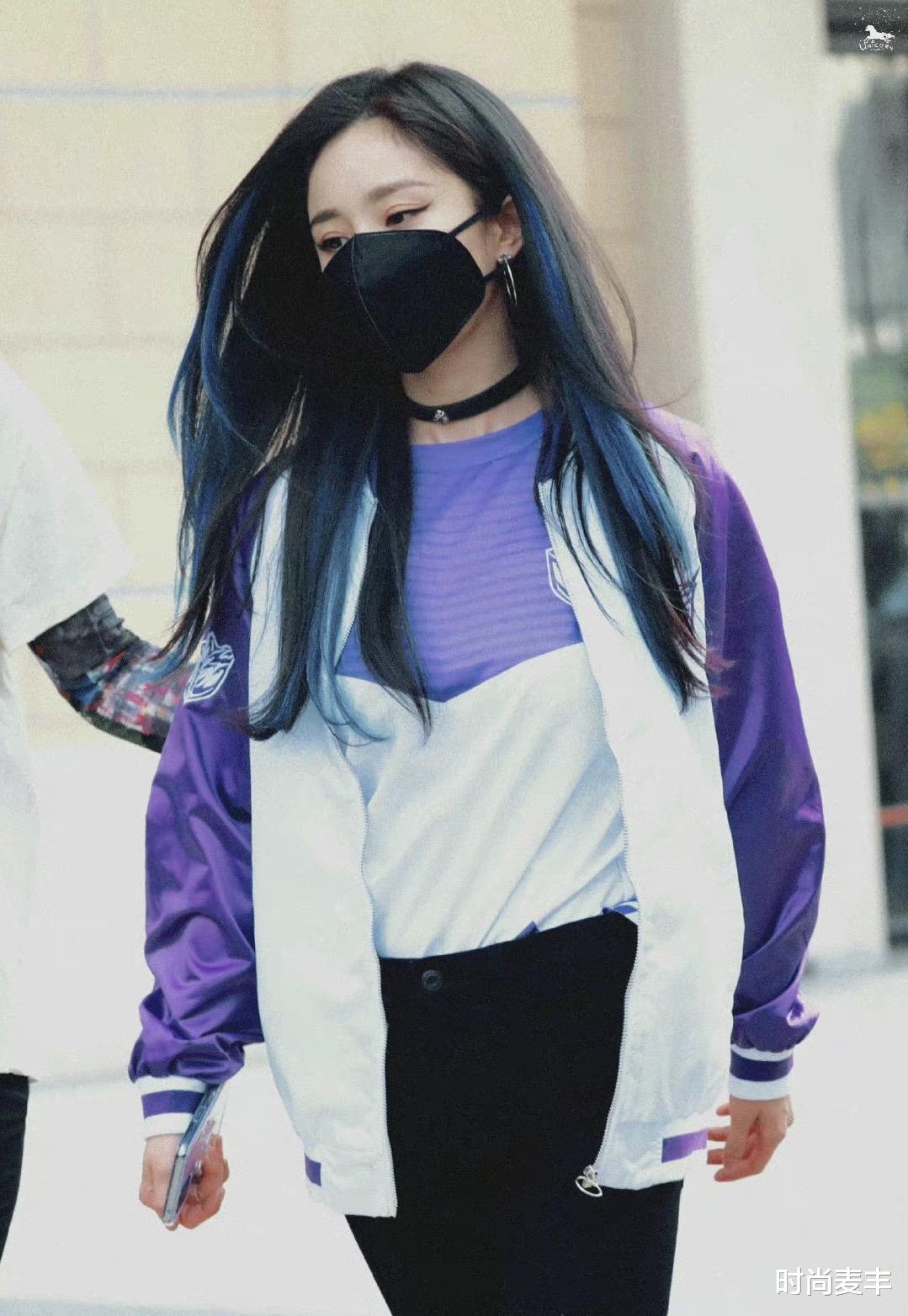 时尚麦丰|杨幂综艺录制路透，蓝色挑染长发配紫色运动上衣，展现身材黄金比例