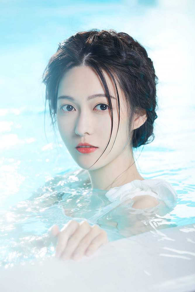 王力宏|陆婷玉曝光出水芙蓉大片 水中柔光映衬纯欲感满满