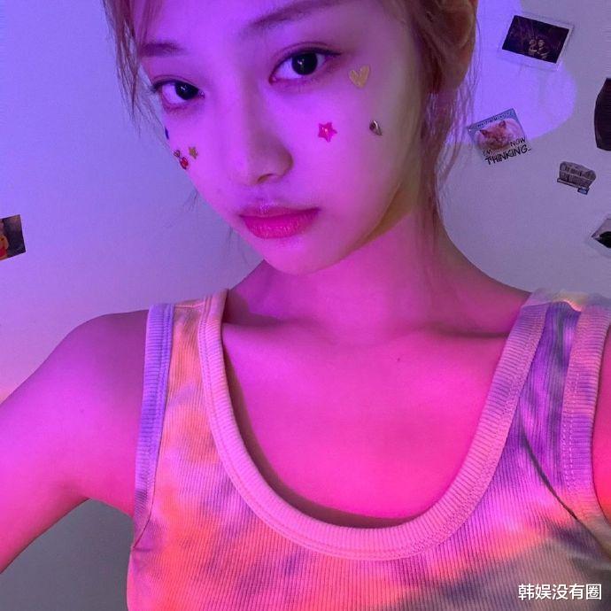 金智妮|撞脸Jennie？aespa宁艺卓晒“撒娇自拍”，素颜被指“像孩子”