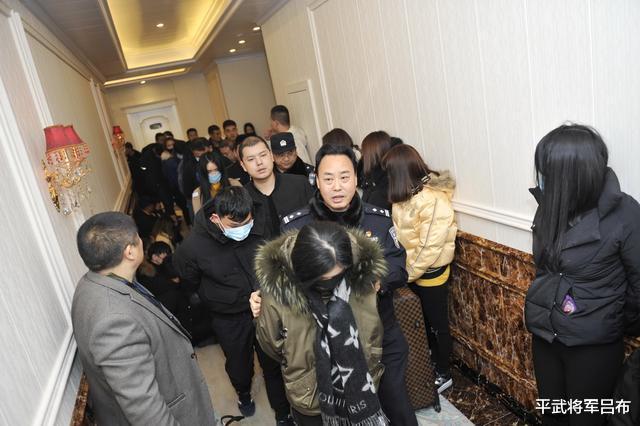 秦皇岛警方打掉特大卖淫团伙,嫖客竟藏身床底,试图蒙混过关