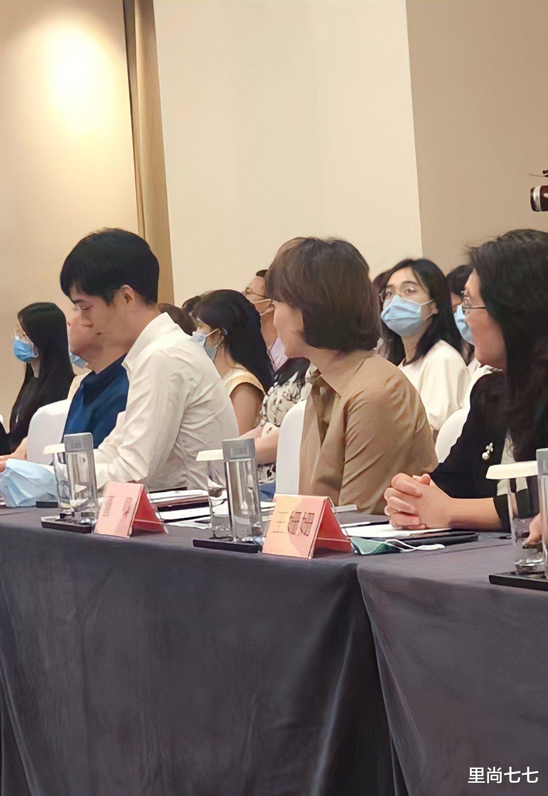 穿衣搭配|董卿现身开会,罕见弯腰驼背乱蓬蓬头发抢镜,坐头排头也不梳头