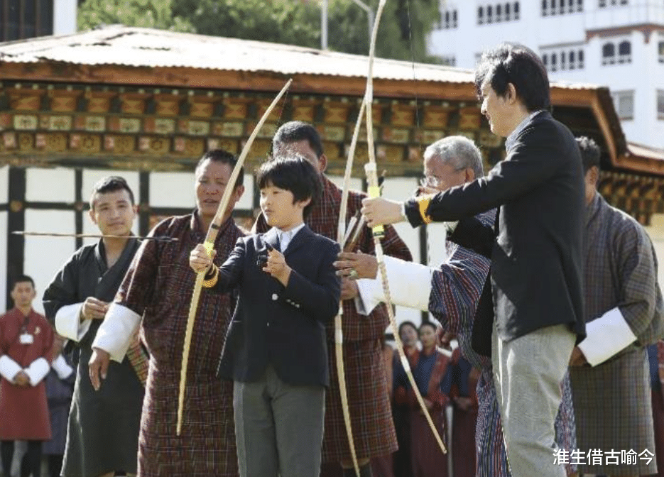 不丹|29岁不丹王后和日本纪子妃一家同框！王后太迷人，两家小王子比萌