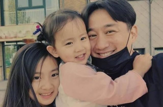 霍启刚|15岁黄多多想要做演员，排练话剧时和何炅站一块，身高才是焦点