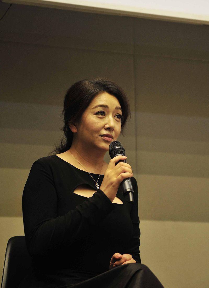 可馨育娃|江珊这造型挺有“心机”,看似没啥亮点,但一弯腰却有撩人的曲线