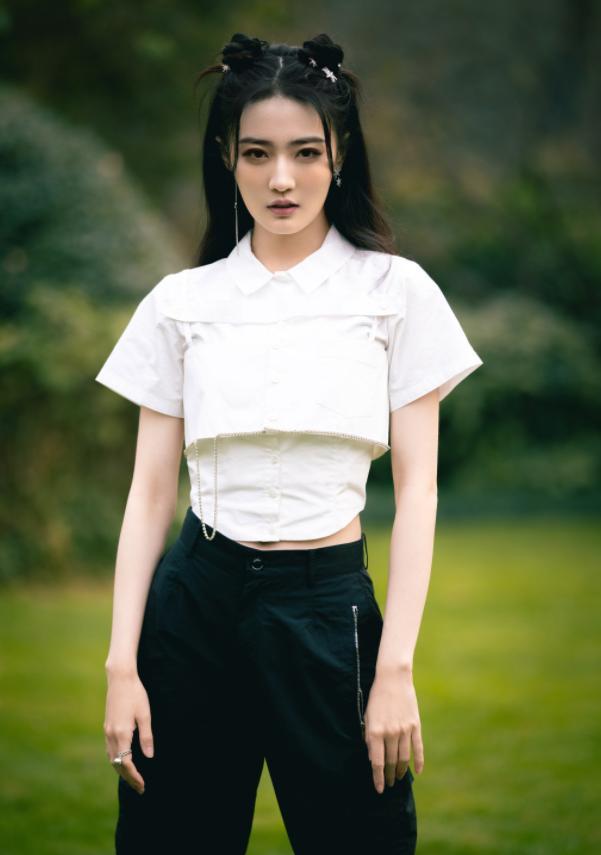 徐璐|徐璐分手愈发大胆，穿“真空裙”靠两条细带支撑，真替前男友后悔