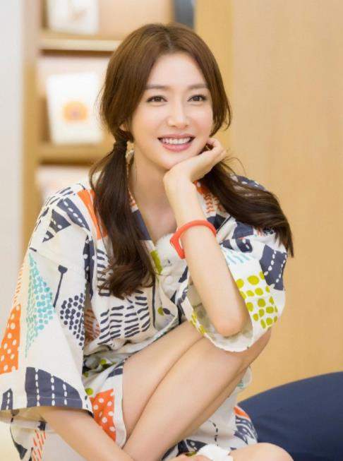 秦岚|秦岚和应采儿同框,相差4岁却不输对方,嫩的像少女,这颜值绝了