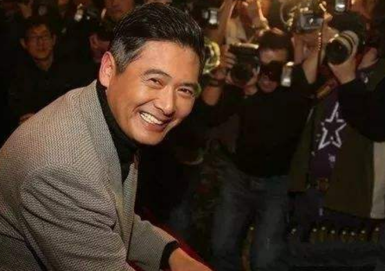 周润发|66岁周润发孤身吃面引热议！头发斑白身形消瘦，亲切跟群众打招呼