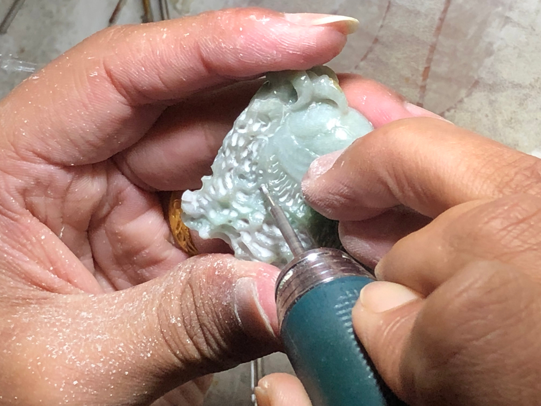 玉雕|【梦幻联动】只会传统题材？玉雕师从翡翠里取出了一只毒液的事…