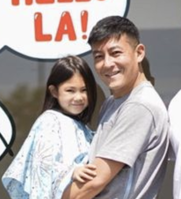 陈冠希|陈冠希晒温馨全家福，怀抱4岁女儿显吃力，Alaia大长腿出众随妈妈