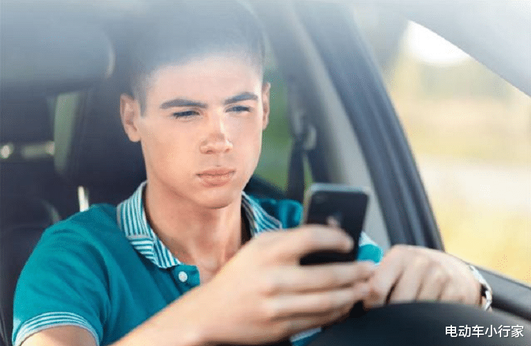 电动车小行家 新手司机“苦日子”来了，电子眼新增4个抓拍功能，不懂别瞎开了