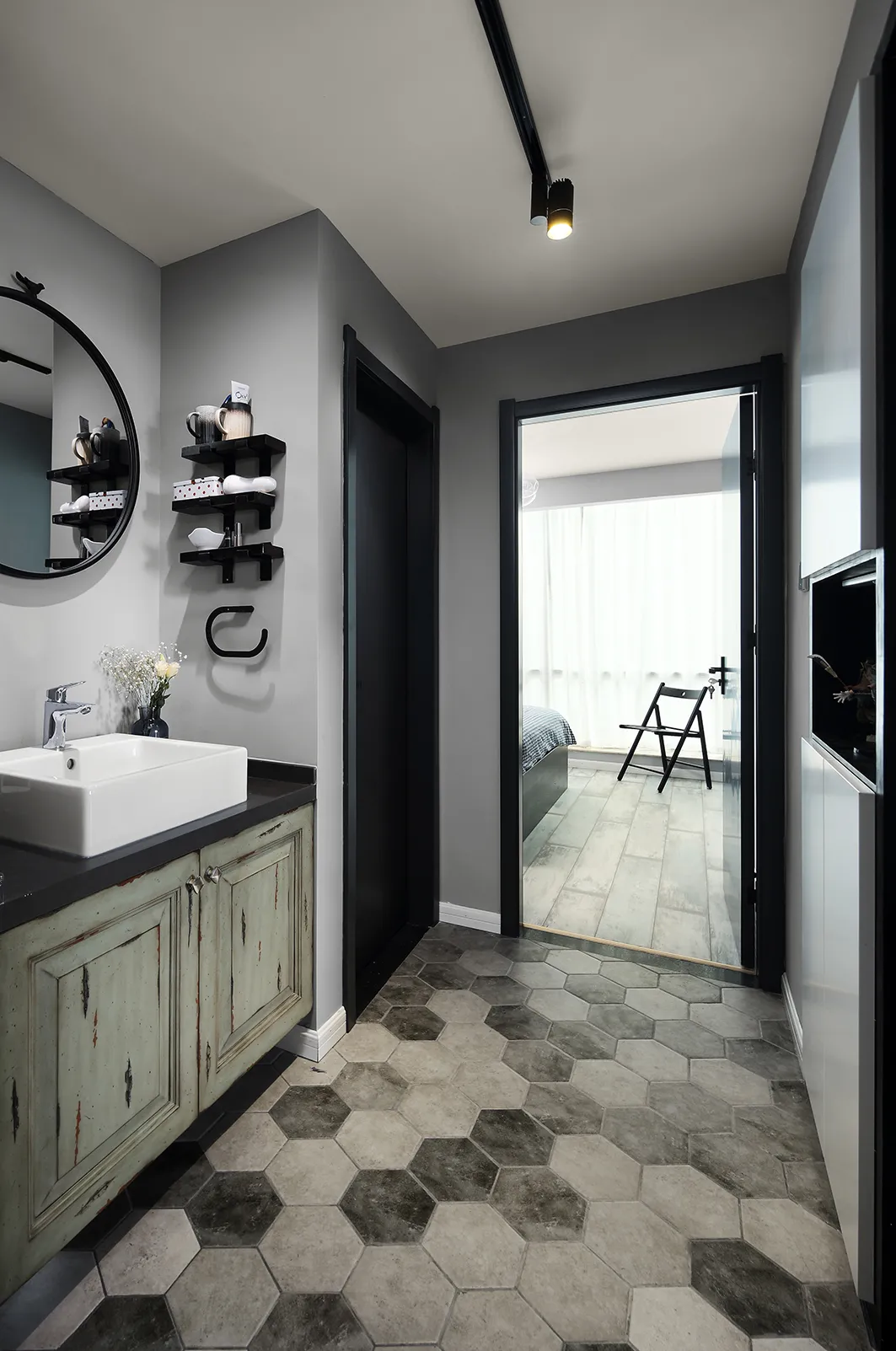 |89㎡新房装修,黑白灰为主,再加入做旧式装饰元素,效果别具一格!