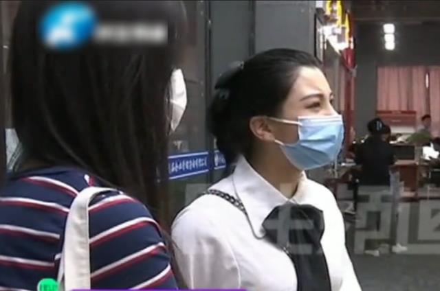 情侣|女孩大学毕业找合租，不料被中介忽悠和大叔住，中介：合同都签了