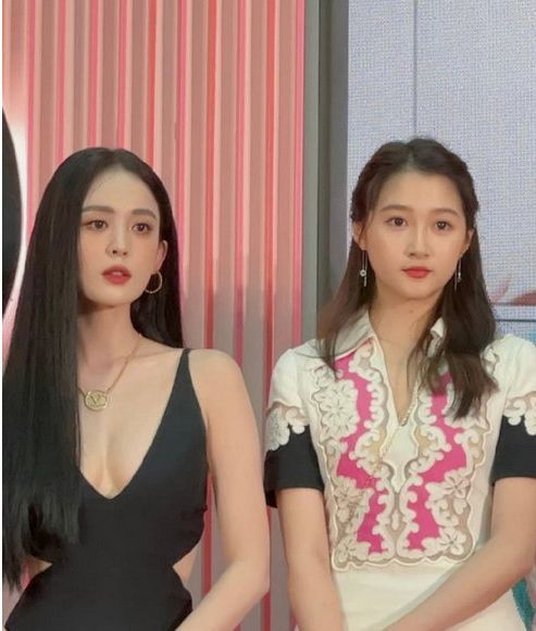 杨幂|关晓彤娜扎同框比美?关晓彤表情拘谨气场不足,被娜扎无情艳压