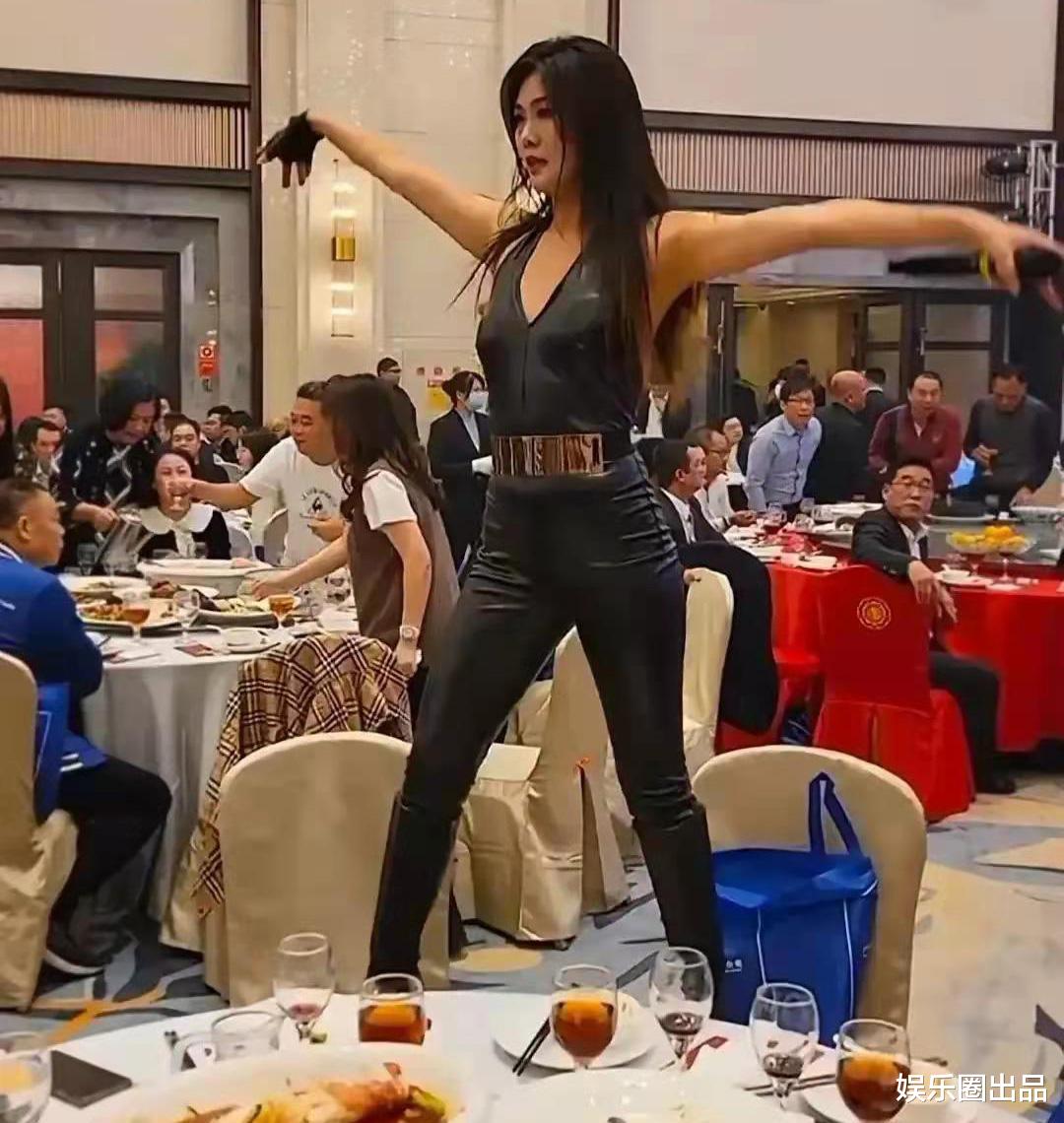 王蓉|王蓉被曝在小县城演出，穿低领装站在凳子上表演，网友：掉价了